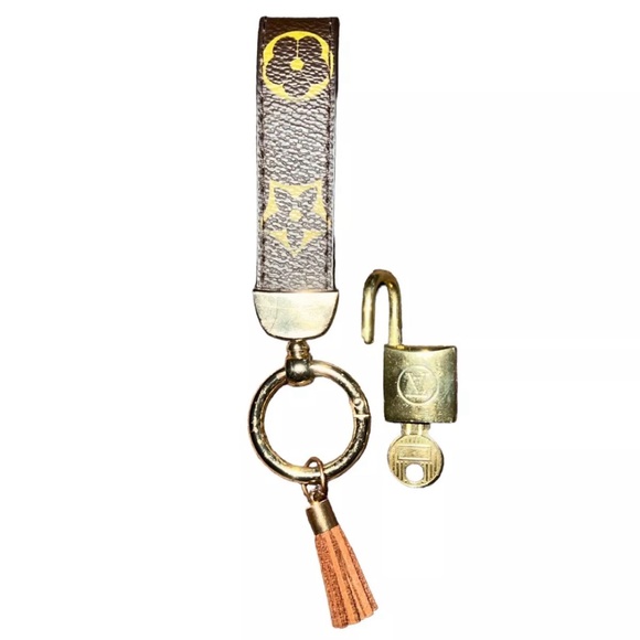 AUTHENTIC Rare 204 Louis Vuitton Lock and key with LV keychain and necklaces! - Picture 5 of 16